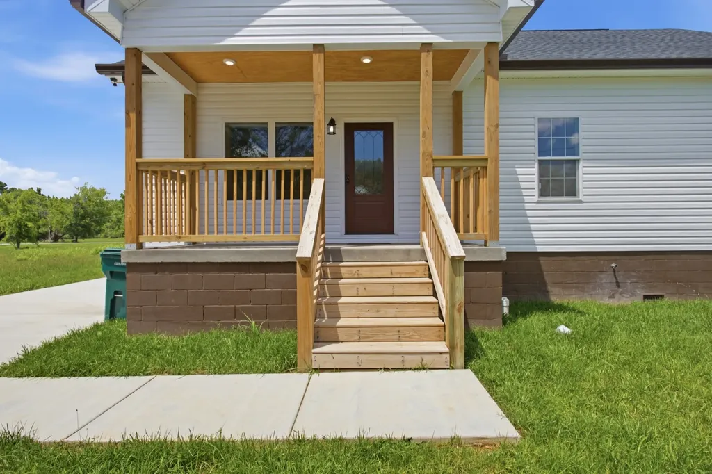 209 Armstrong Street Waverly TN 37185
