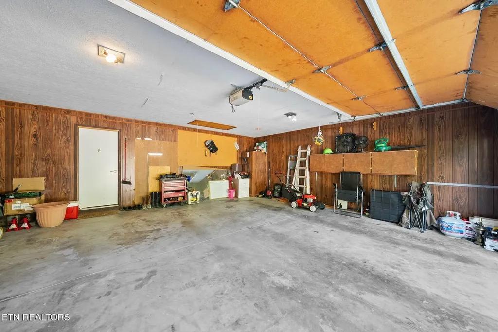 16 Trafalgar Lane Crossville TN 38558