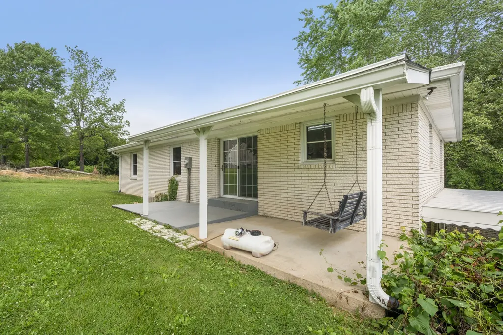 131 Bold Springs Road Mc Ewen TN 37101