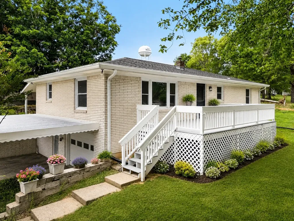 131 Bold Springs Road Mc Ewen TN 37101