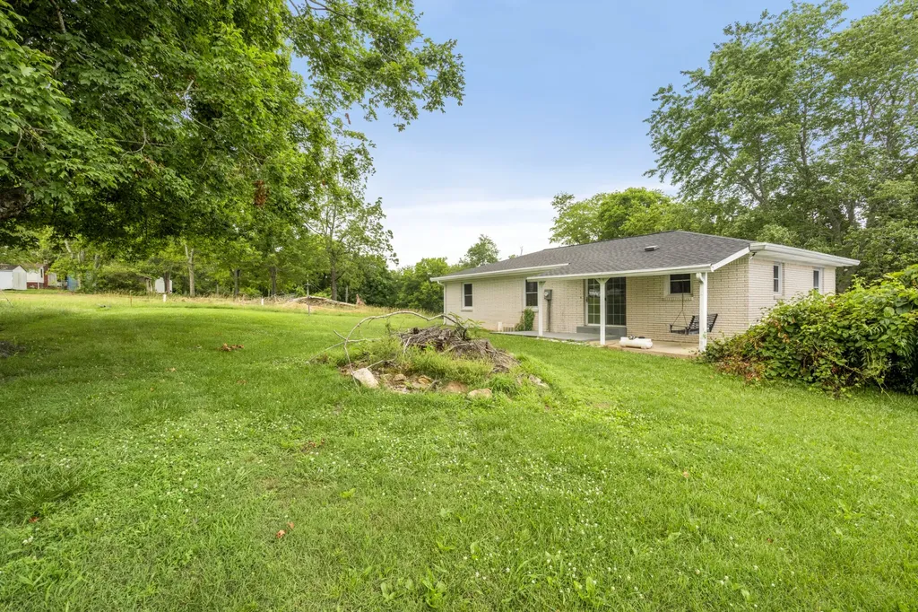 131 Bold Springs Road Mc Ewen TN 37101