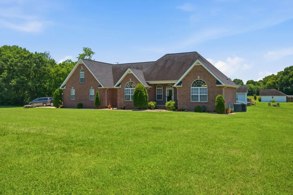 465 Old 25 Loop Castalian Springs TN 37031