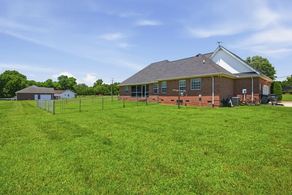 465 Old 25 Loop Castalian Springs TN 37031