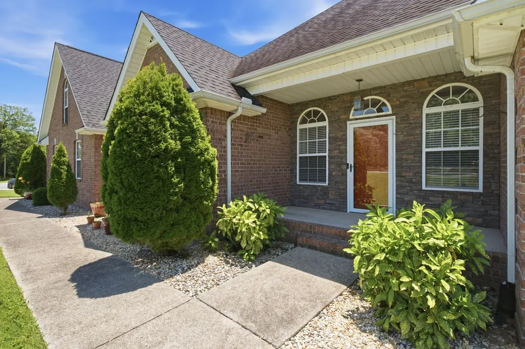 465 Old 25 Loop Castalian Springs TN 37031