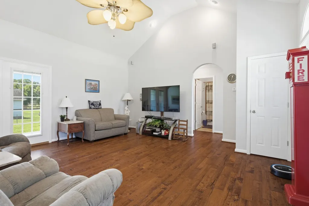 465 Old 25 Loop Castalian Springs TN 37031