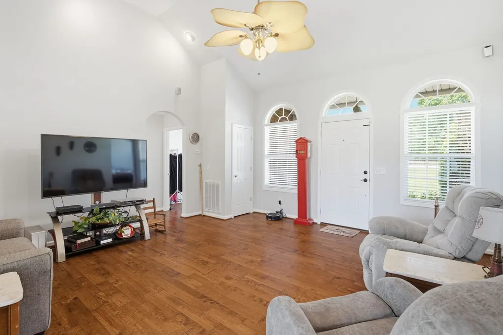 465 Old 25 Loop Castalian Springs TN 37031