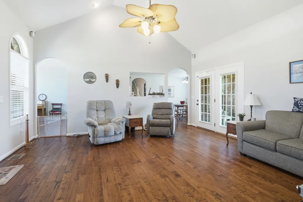465 Old 25 Loop Castalian Springs TN 37031