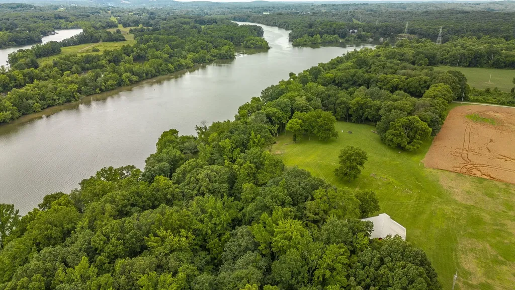 1113 E Robertson Road Castalian Springs TN 37031