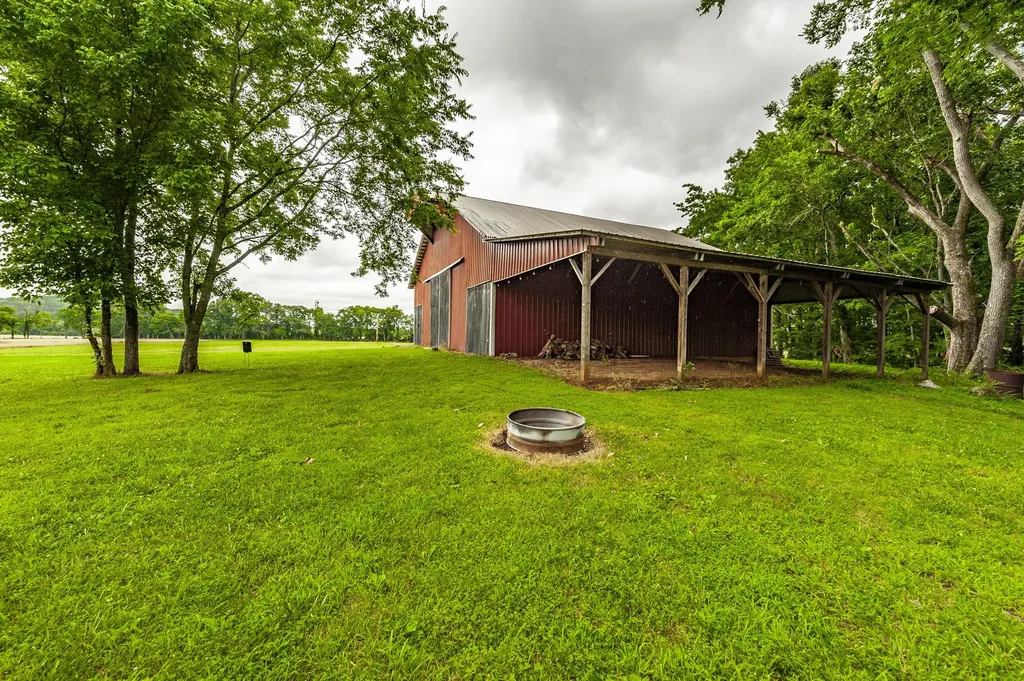 1113 E Robertson Road Castalian Springs TN 37031