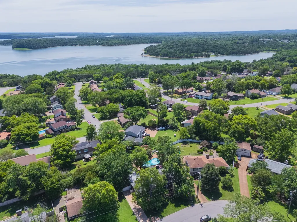 132 Clearlake Dr, E Nashville TN 37217