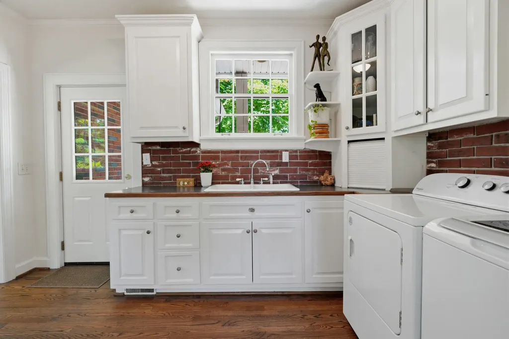 3008 New Natchez Trace Nashville TN 37215