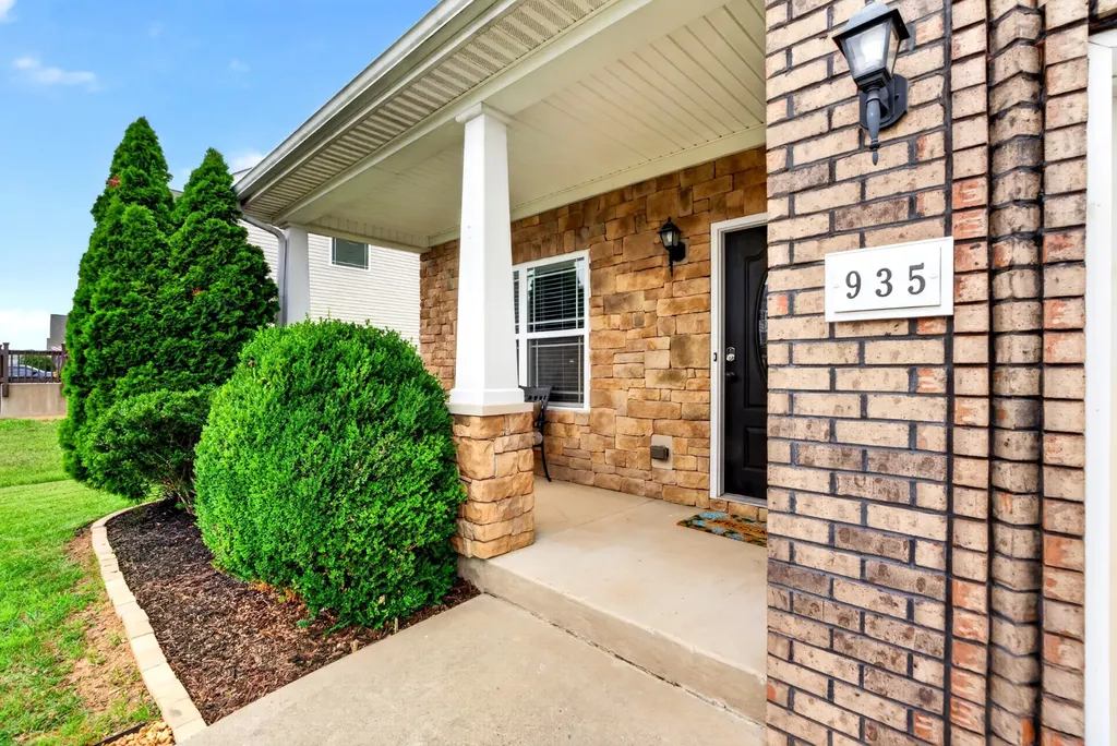 935 Cherry Blossom Lane Clarksville TN 37040