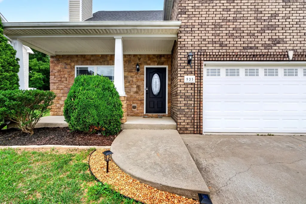 935 Cherry Blossom Lane Clarksville TN 37040