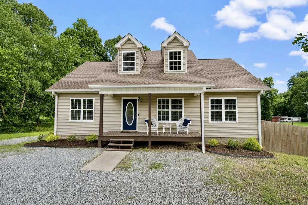 1099 Old County House Road Charlotte TN 37036