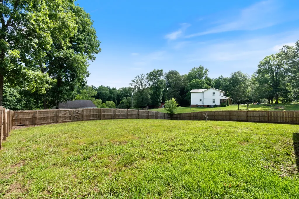 1099 Old County House Road Charlotte TN 37036