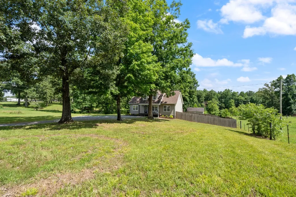 1099 Old County House Road Charlotte TN 37036