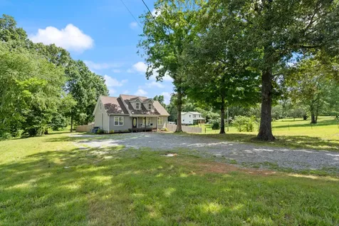 1099 Old County House Road Charlotte TN 37036