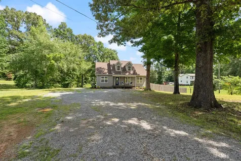 1099 Old County House Road Charlotte TN 37036