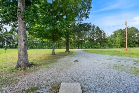 1099 Old County House Road Charlotte TN 37036