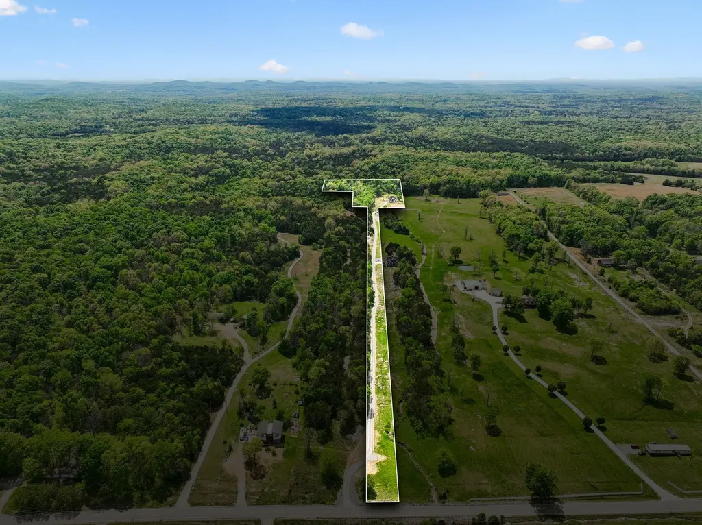 1990 Chicken Road Lebanon TN 37090