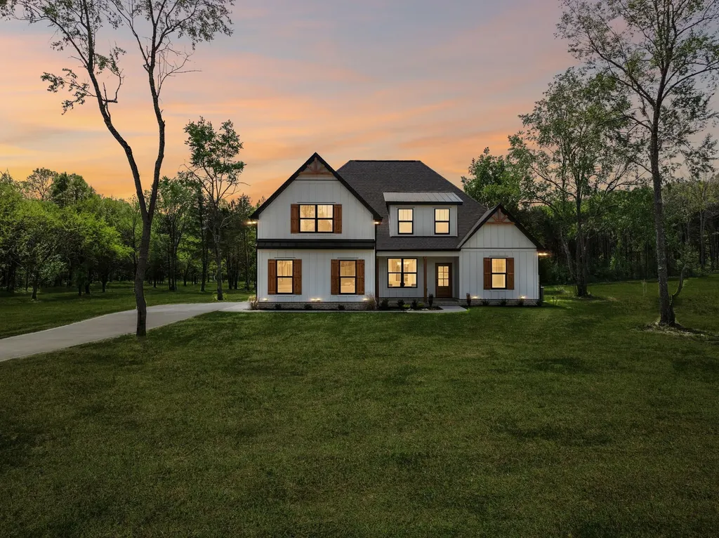1990 Chicken Road Lebanon TN 37090