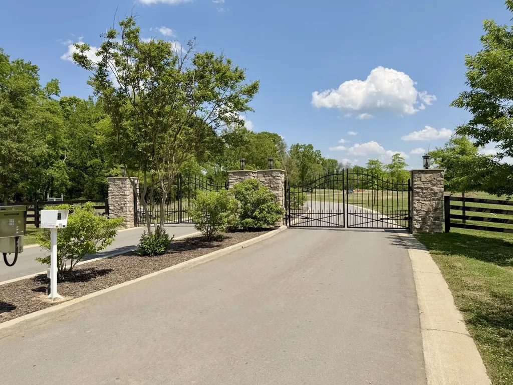 1539 Divine Court Arrington TN 37014