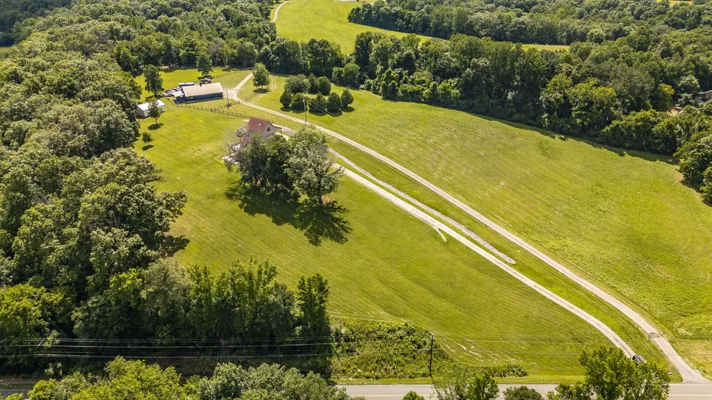 6040 New Cut Road Greenbrier TN 37073
