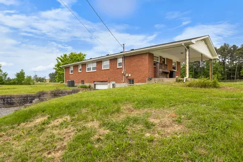 3070 Dover Road Woodlawn TN 37191