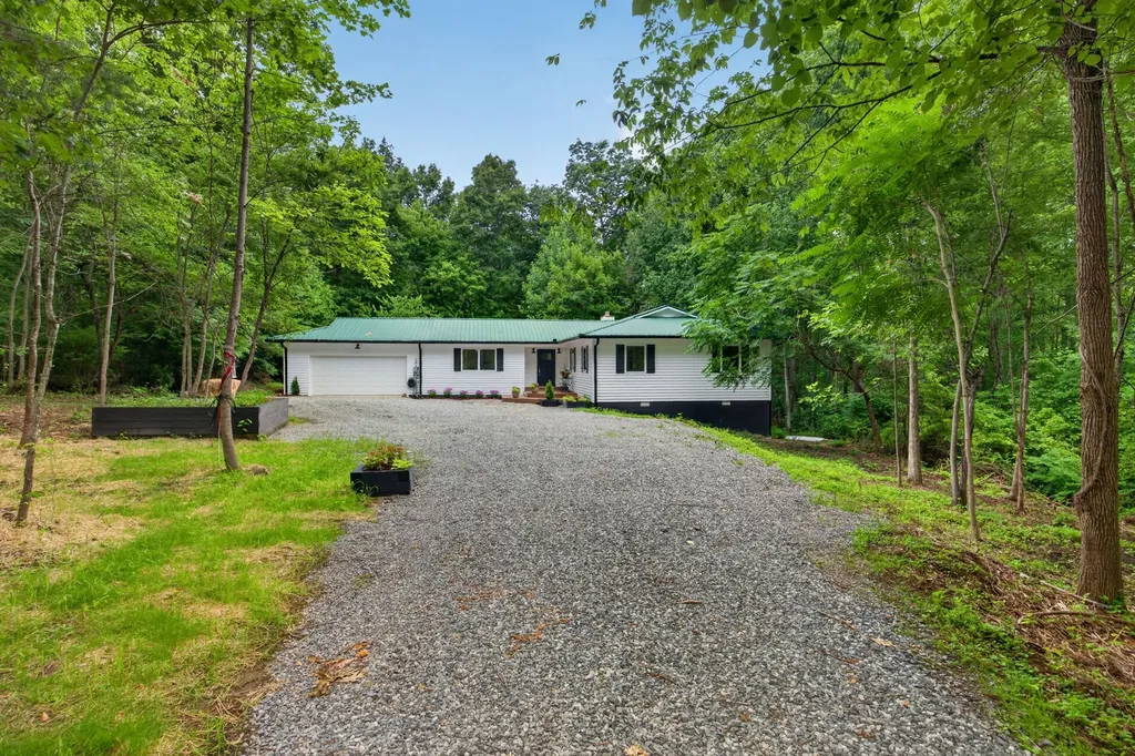 41 Jump Off Place Monterey TN 38574