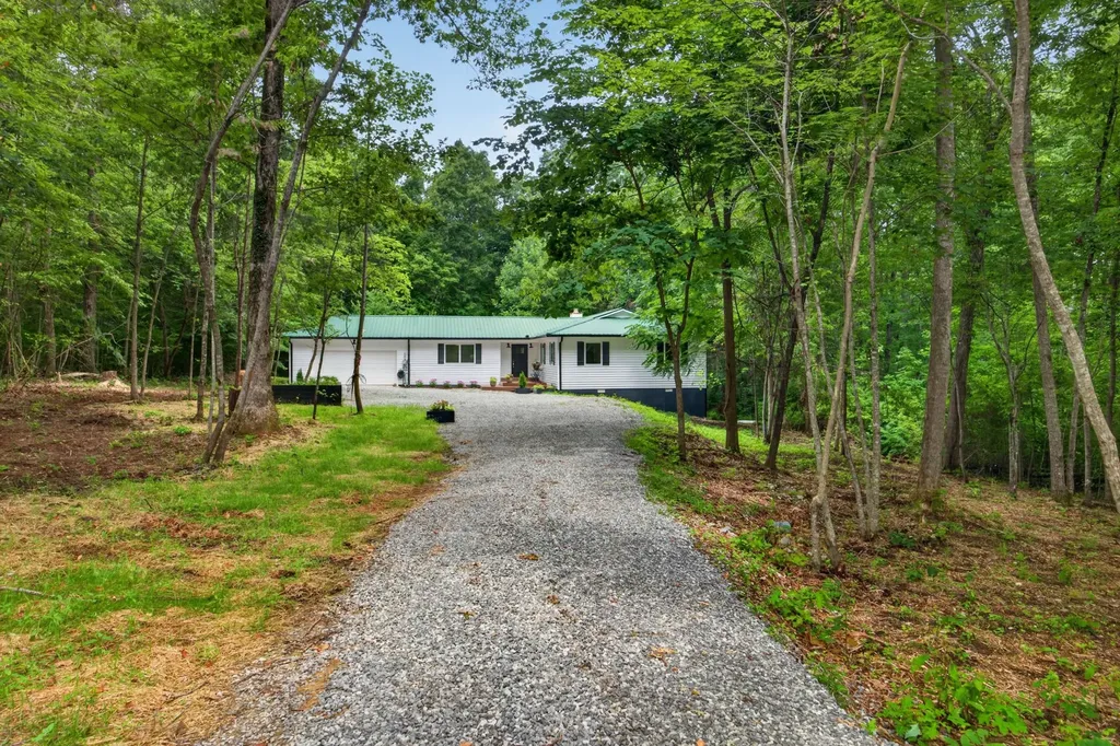 41 Jump Off Place Monterey TN 38574