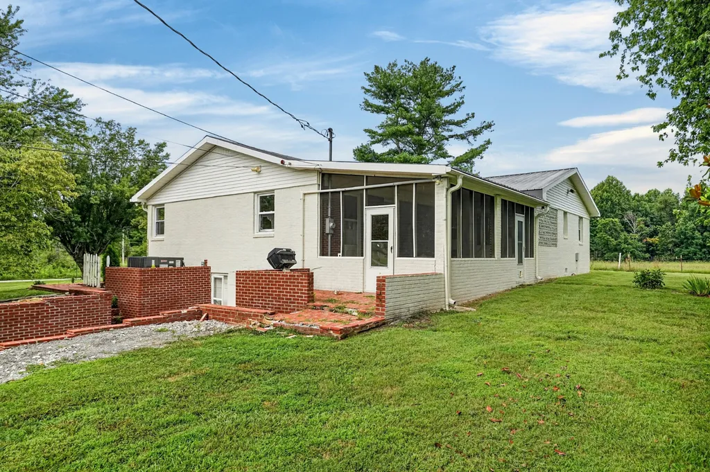 1260 Coconut Ridge Road Smithville TN 37166