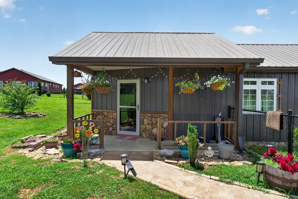 14706 Old Kentucky Road Walling TN 38587