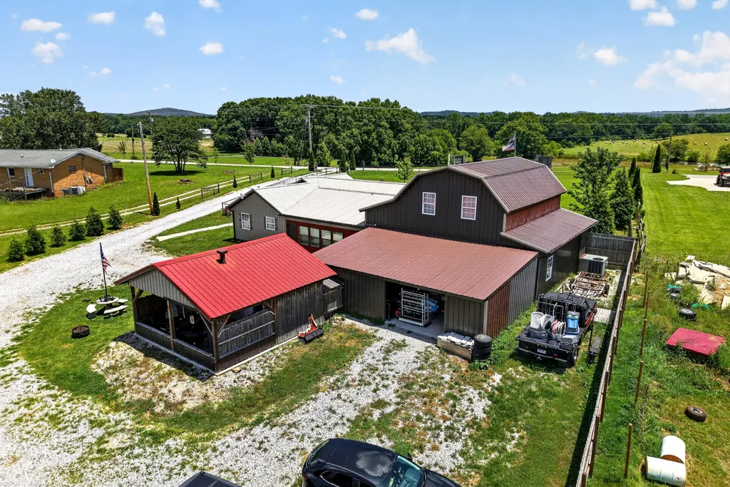 14706 Old Kentucky Road Walling TN 38587