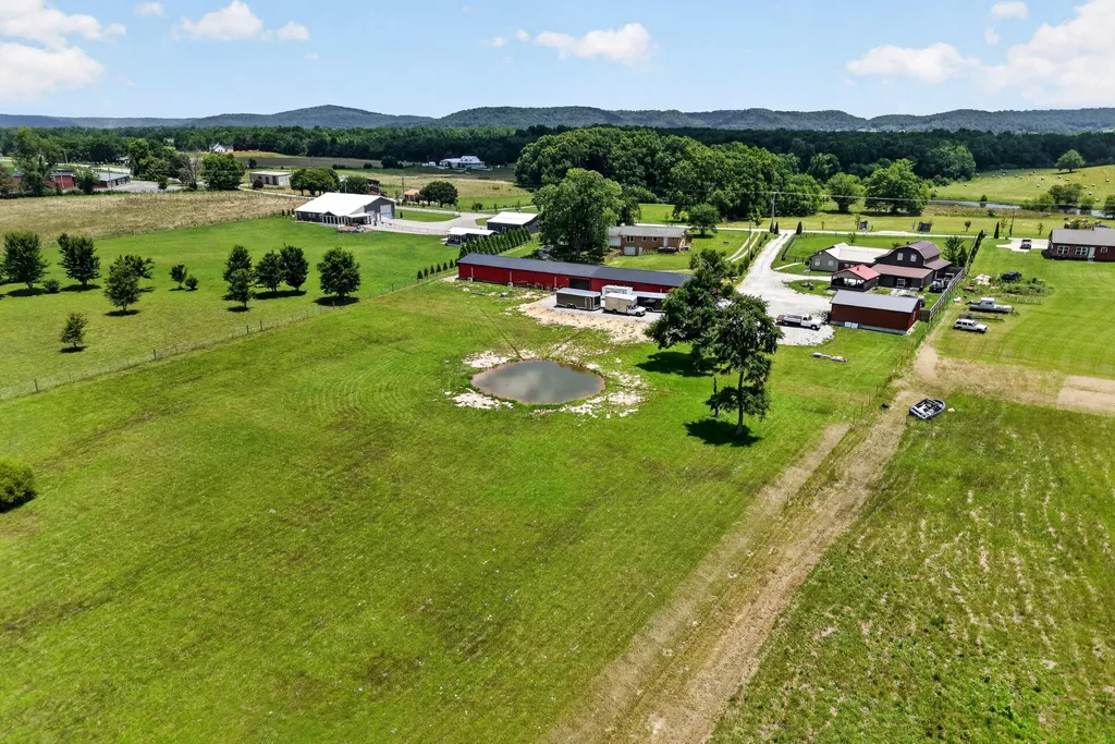 14706 Old Kentucky Road Walling TN 38587