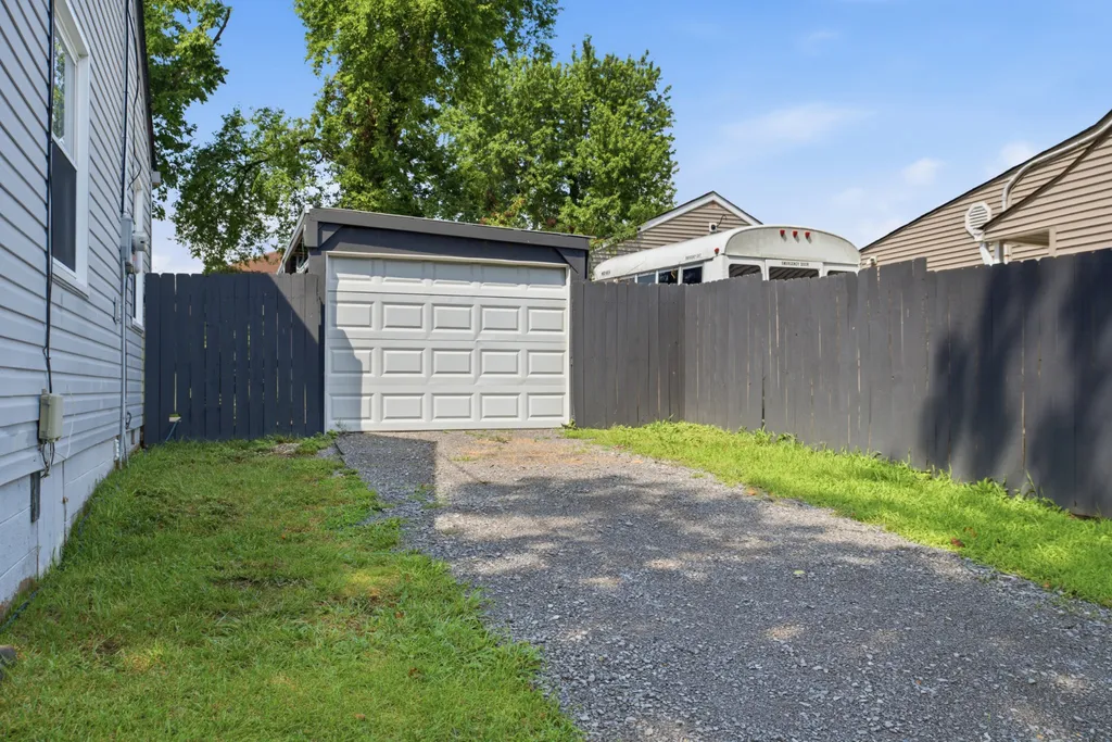 2215 Weona Drive Nashville TN 37214