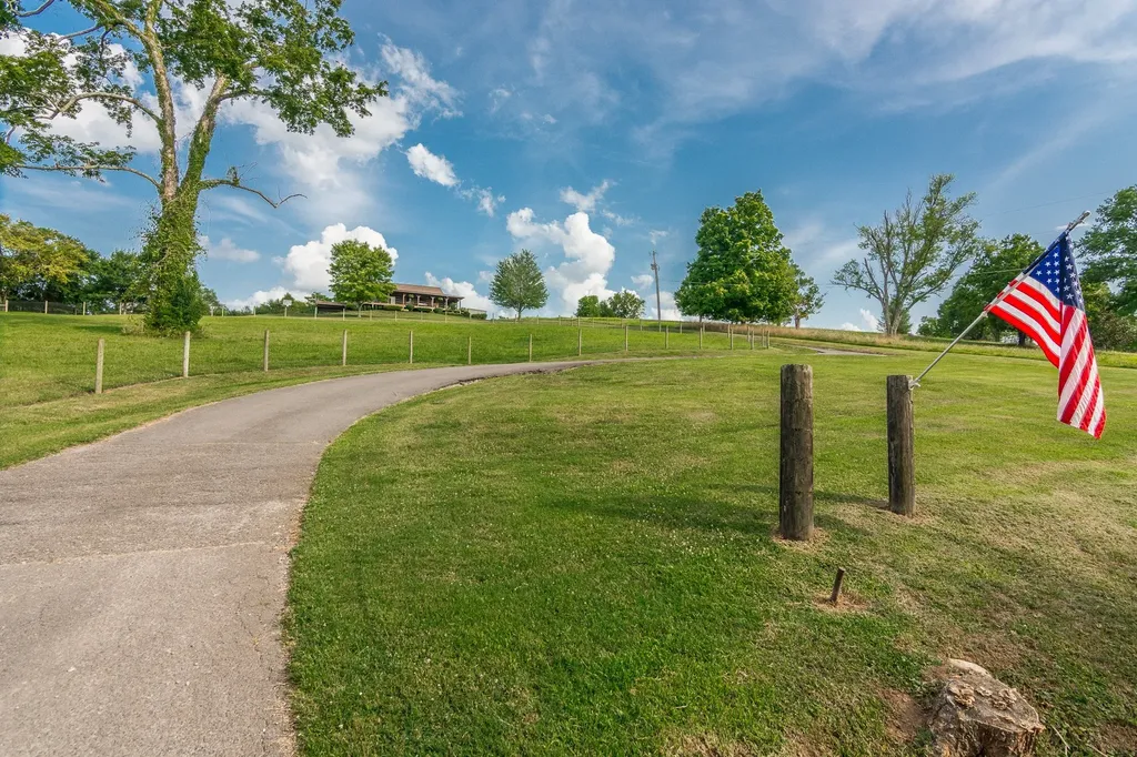 812 New Shackle Island Road Hendersonville TN 37075