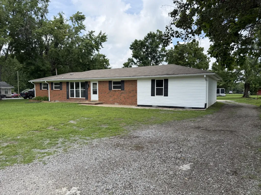 1009 Due West Circle Lafayette TN 37083