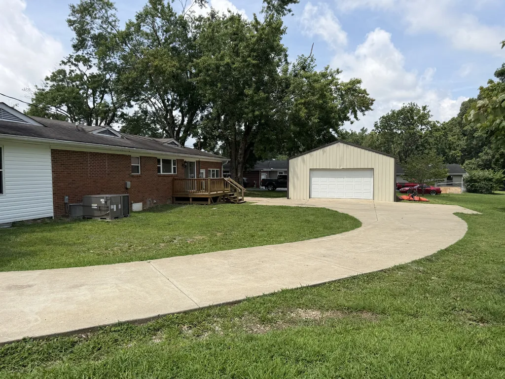 1009 Due West Circle Lafayette TN 37083
