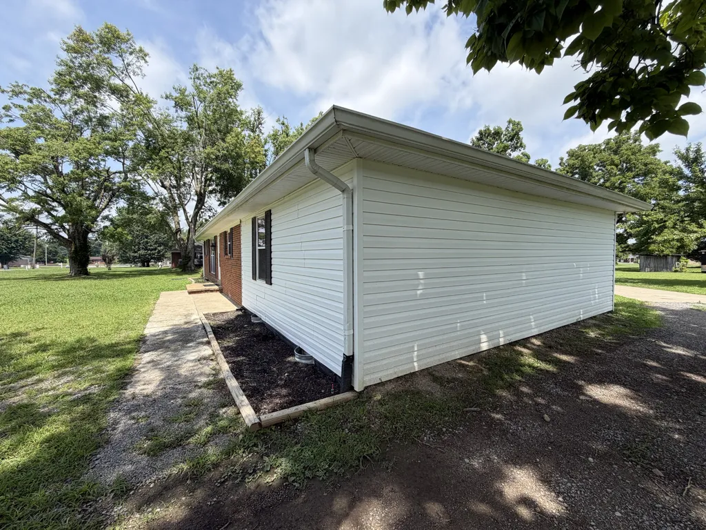 1009 Due West Circle Lafayette TN 37083
