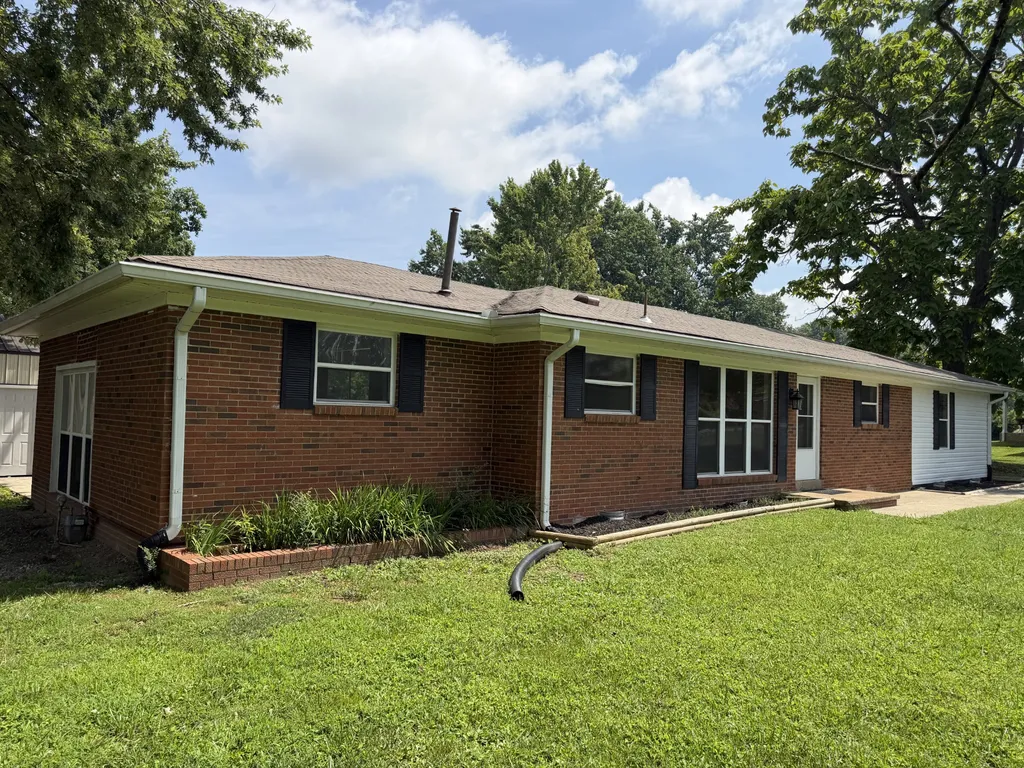 1009 Due West Circle Lafayette TN 37083