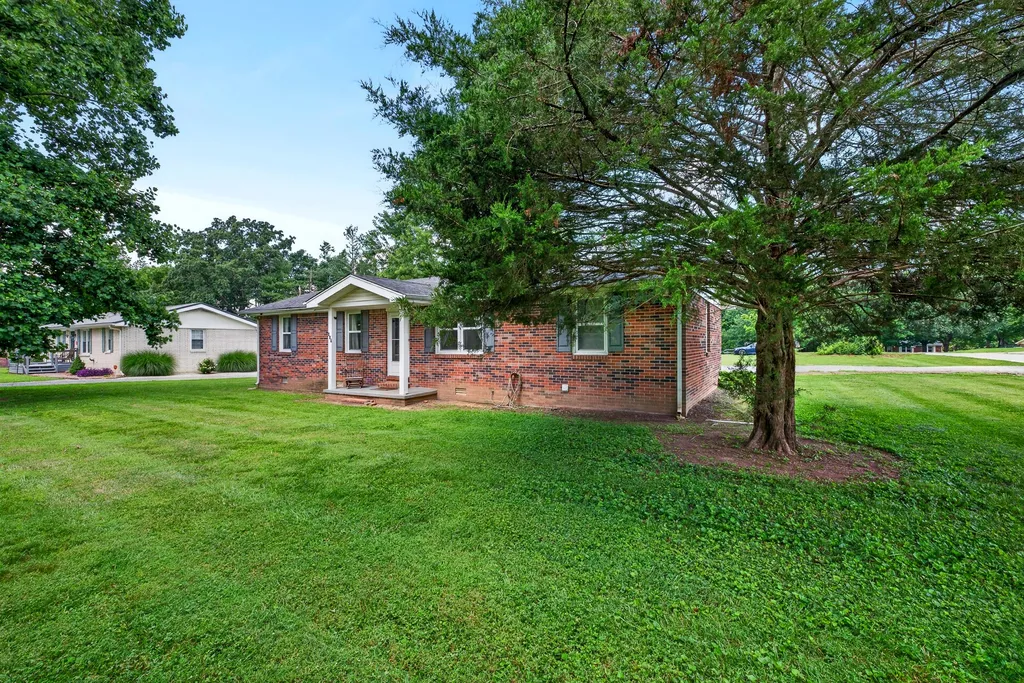 627 Baker Drive Lafayette TN 37083