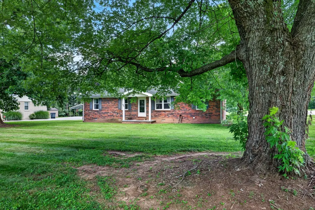 627 Baker Drive Lafayette TN 37083