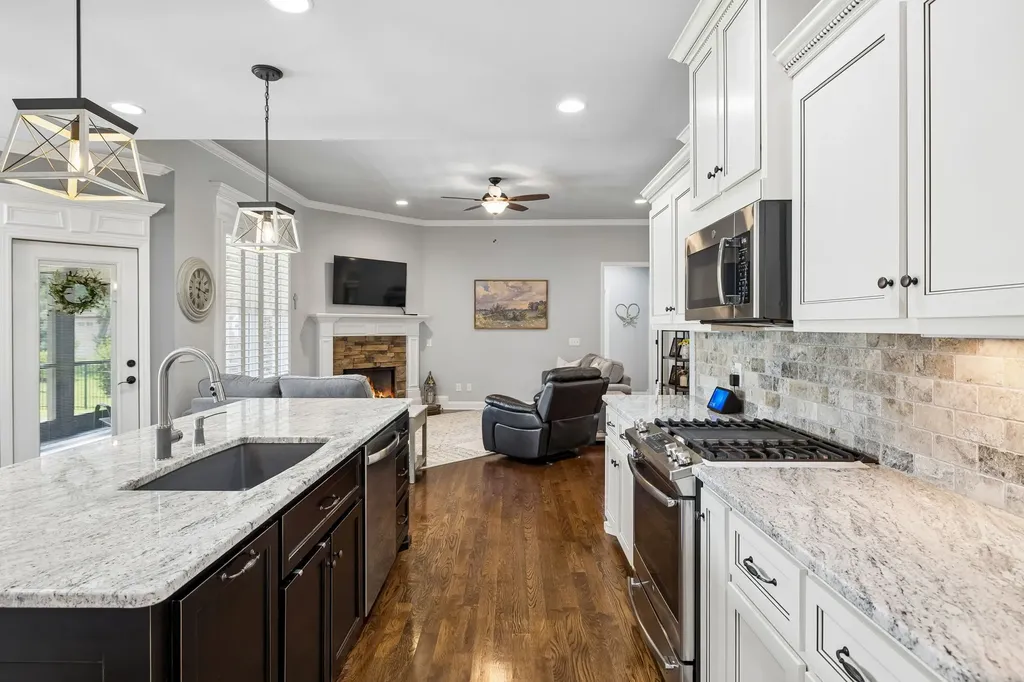 943 Nashs Nook Columbia TN 38401