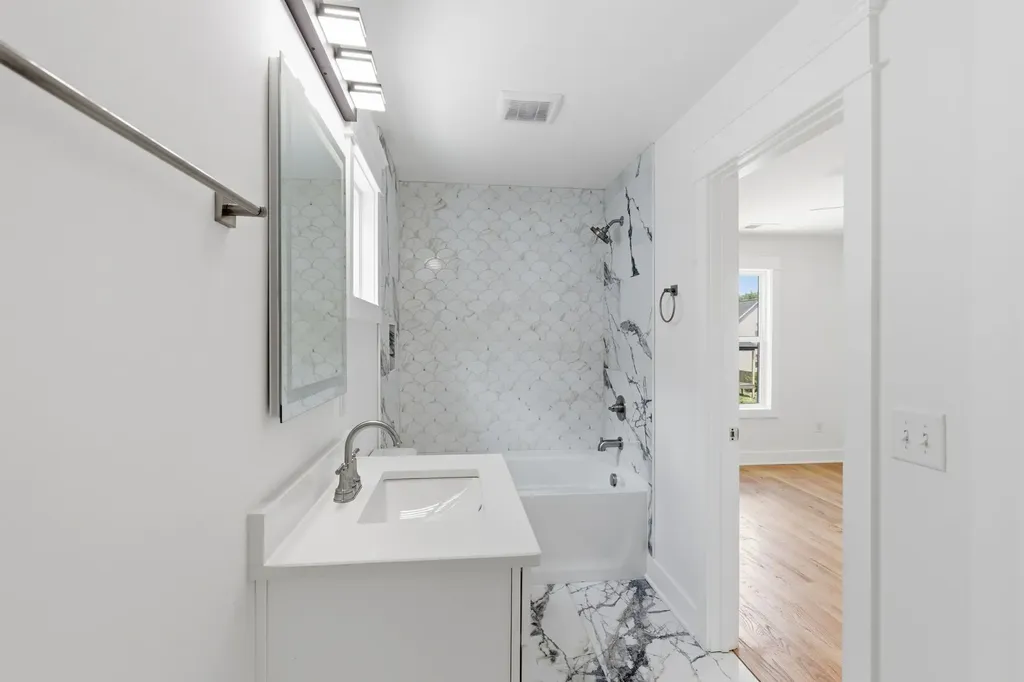 2006B 10th Ave, N Nashville TN 37208