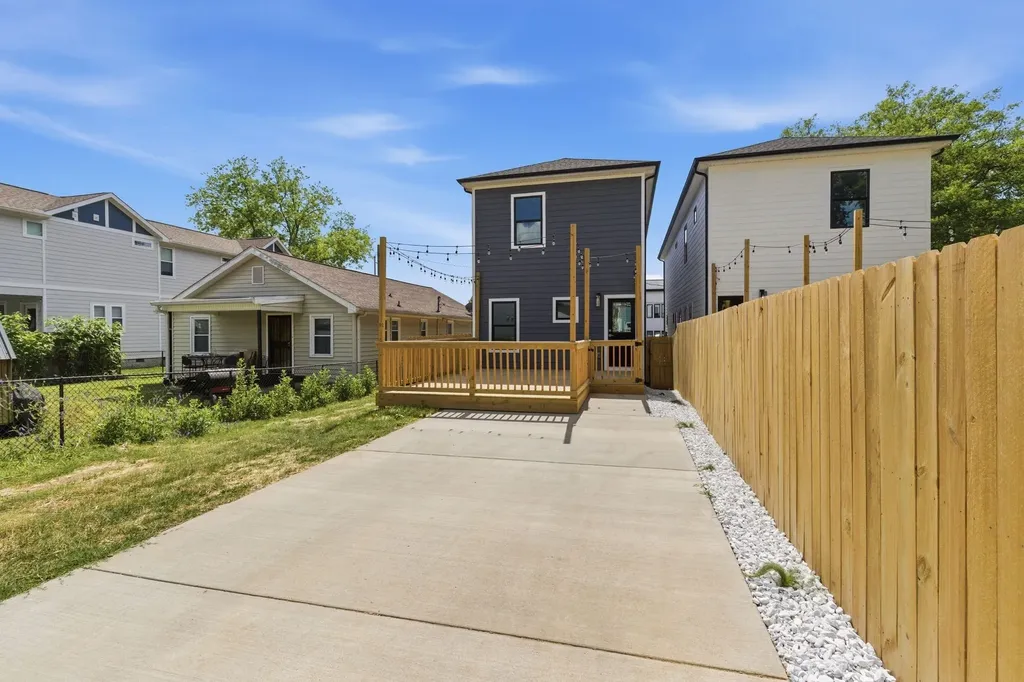 2006B 10th Ave, N Nashville TN 37208
