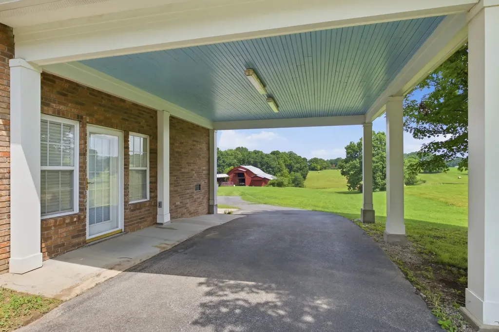 444 Old Pond Lane Dickson TN 37055
