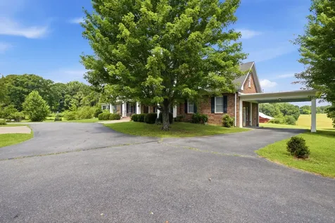 444 Old Pond Lane Dickson TN 37055