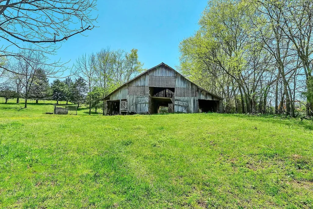 290 Gladdice Road Pleasant Shade TN 37145