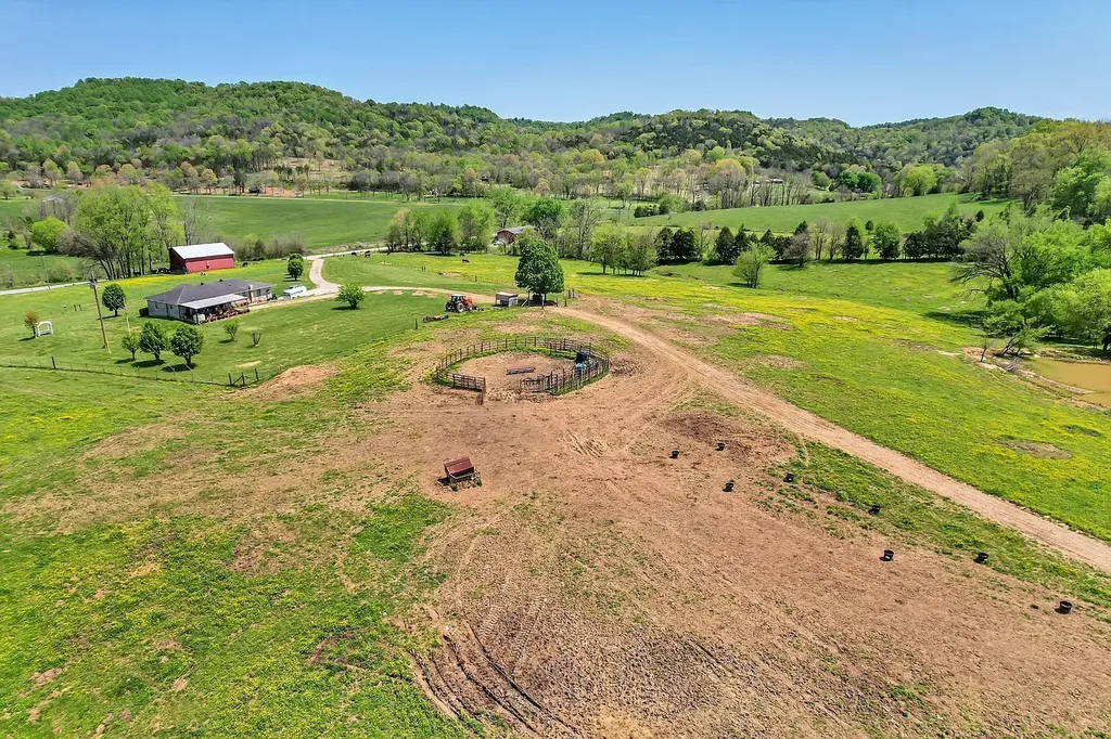 290 Gladdice Road Pleasant Shade TN 37145