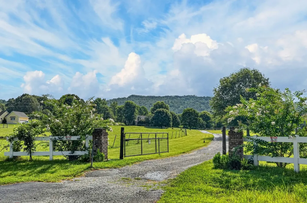 1377 Chestnut Grove Road Morrison TN 37357